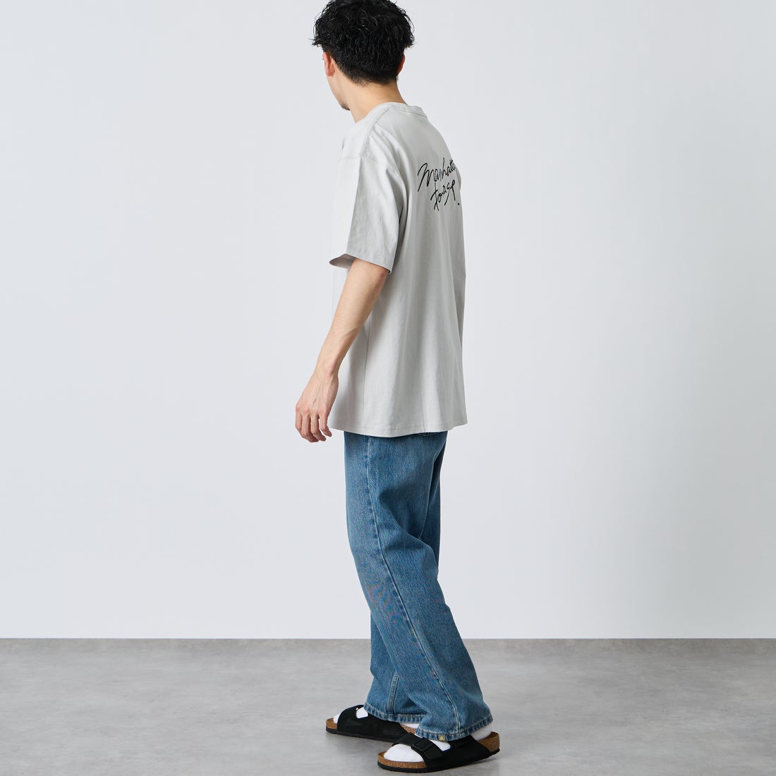 MANHATTAN PORTAGE [マンハッタンポーテージ] 別注 ランダム手描き風刺繍 バックプリントTシャツ [26SSMP-IN83-JF] L.GRAY &&モデル身長：168cm 着用サイズ：XL&&