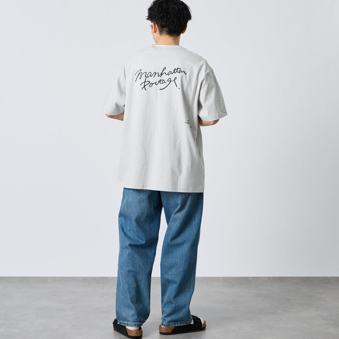 MANHATTAN PORTAGE [マンハッタンポーテージ] 別注 ランダム手描き風刺繍 バックプリントTシャツ [26SSMP-IN83-JF] L.GRAY &&モデル身長：168cm 着用サイズ：XL&&