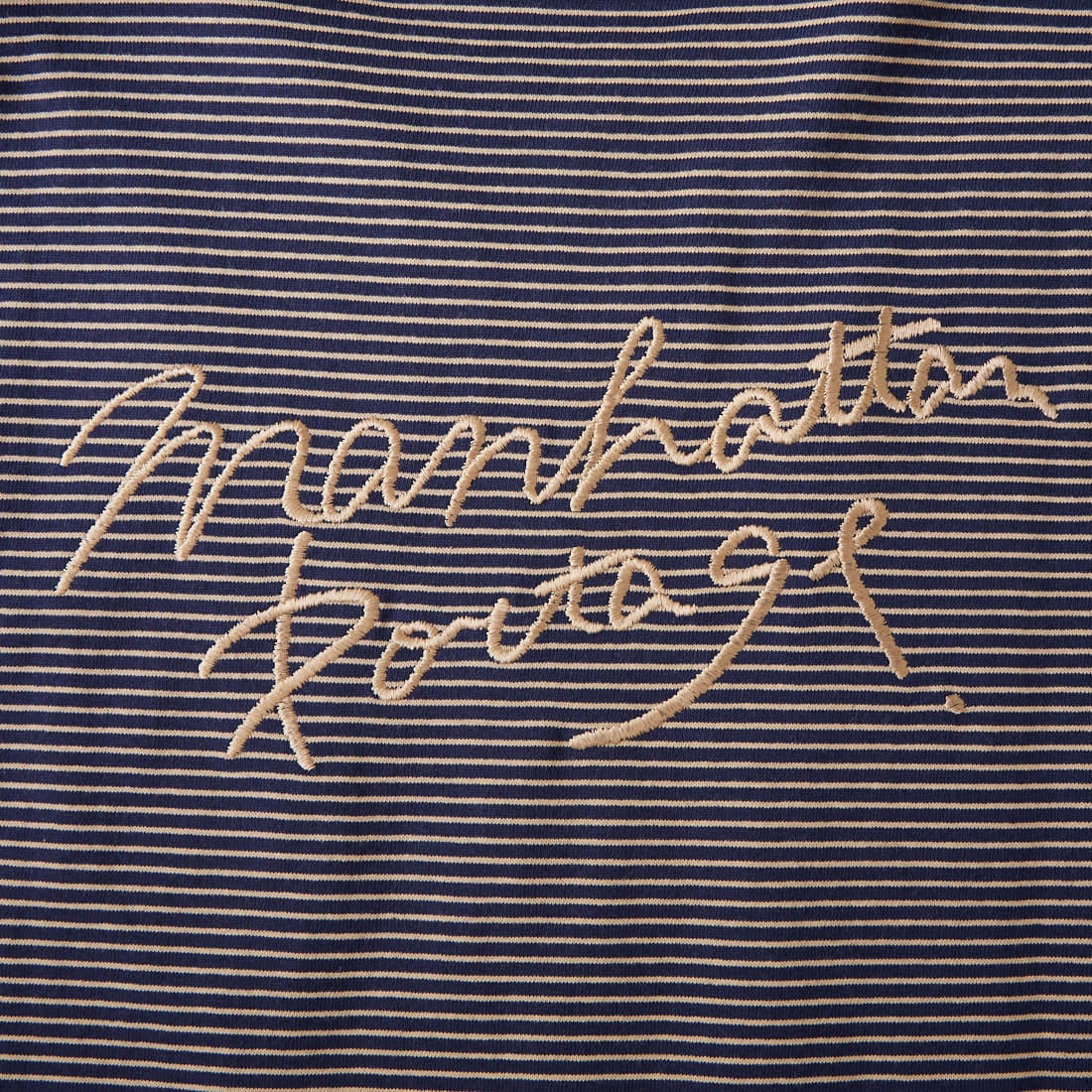 MANHATTAN PORTAGE [マンハッタンポーテージ] 別注 ランダム手描き風刺繍 バックプリントTシャツ [26SSMP-IN83-JF] NVY BORDER