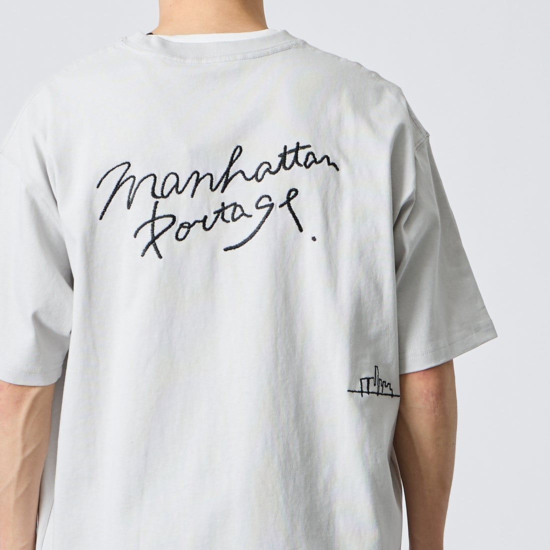MANHATTAN PORTAGE [マンハッタンポーテージ] 別注 ランダム手描き風刺繍 バックプリントTシャツ [26SSMP-IN83-JF] L.GRAY &&モデル身長：168cm 着用サイズ：XL&&