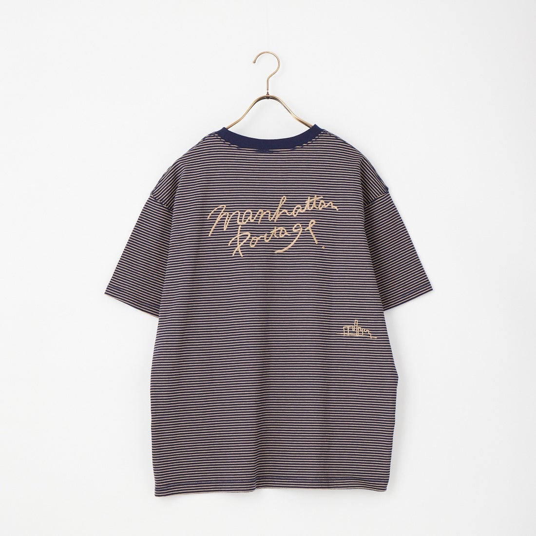MANHATTAN PORTAGE [マンハッタンポーテージ] 別注 ランダム手描き風刺繍 バックプリントTシャツ [26SSMP-IN83-JF] NVY BORDER