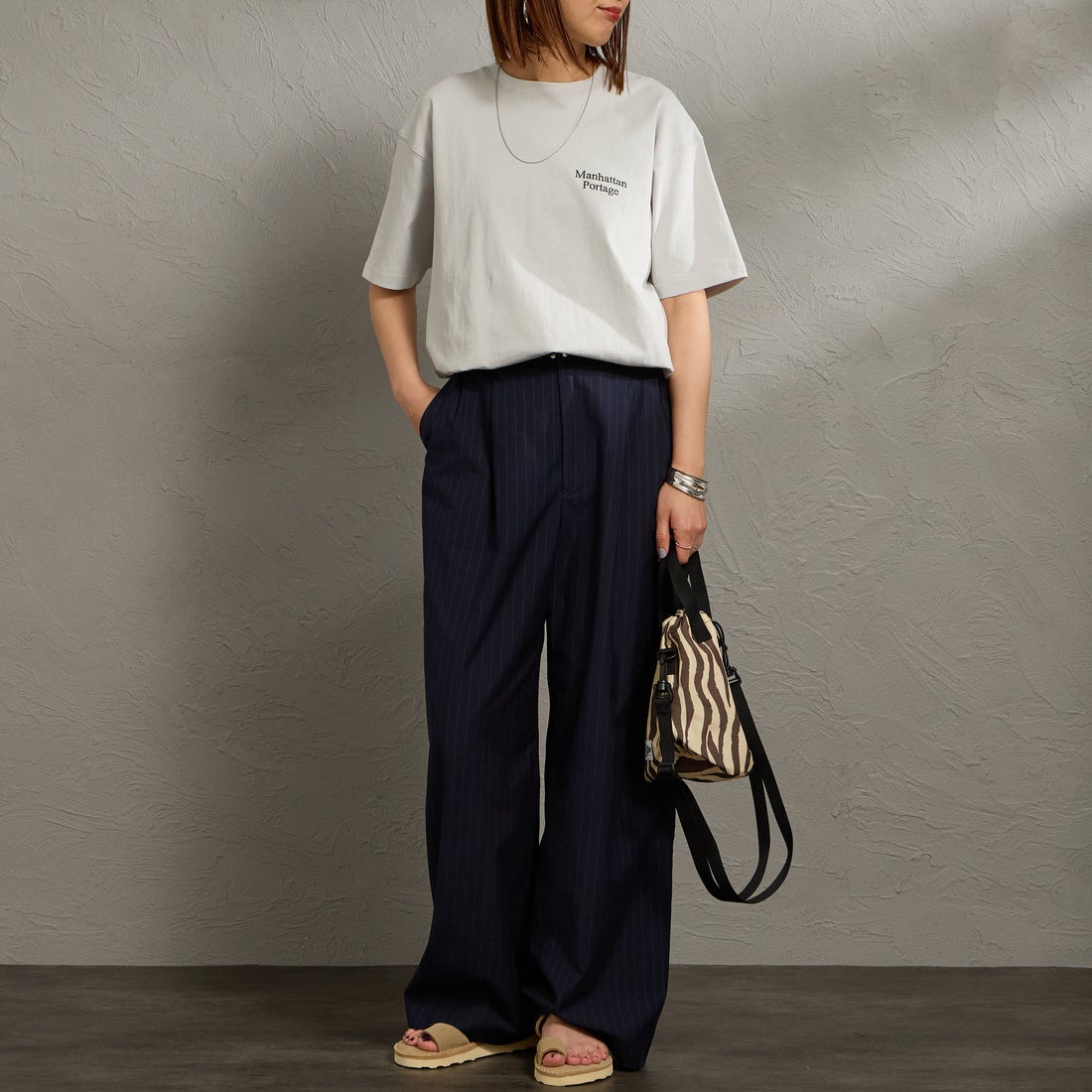 MANHATTAN PORTAGE [マンハッタンポーテージ] 別注 バックフォトプリントTシャツ [26SSMP-IN81-JF] L.GRAY &&モデル身長：159cm 着用サイズ：S&&