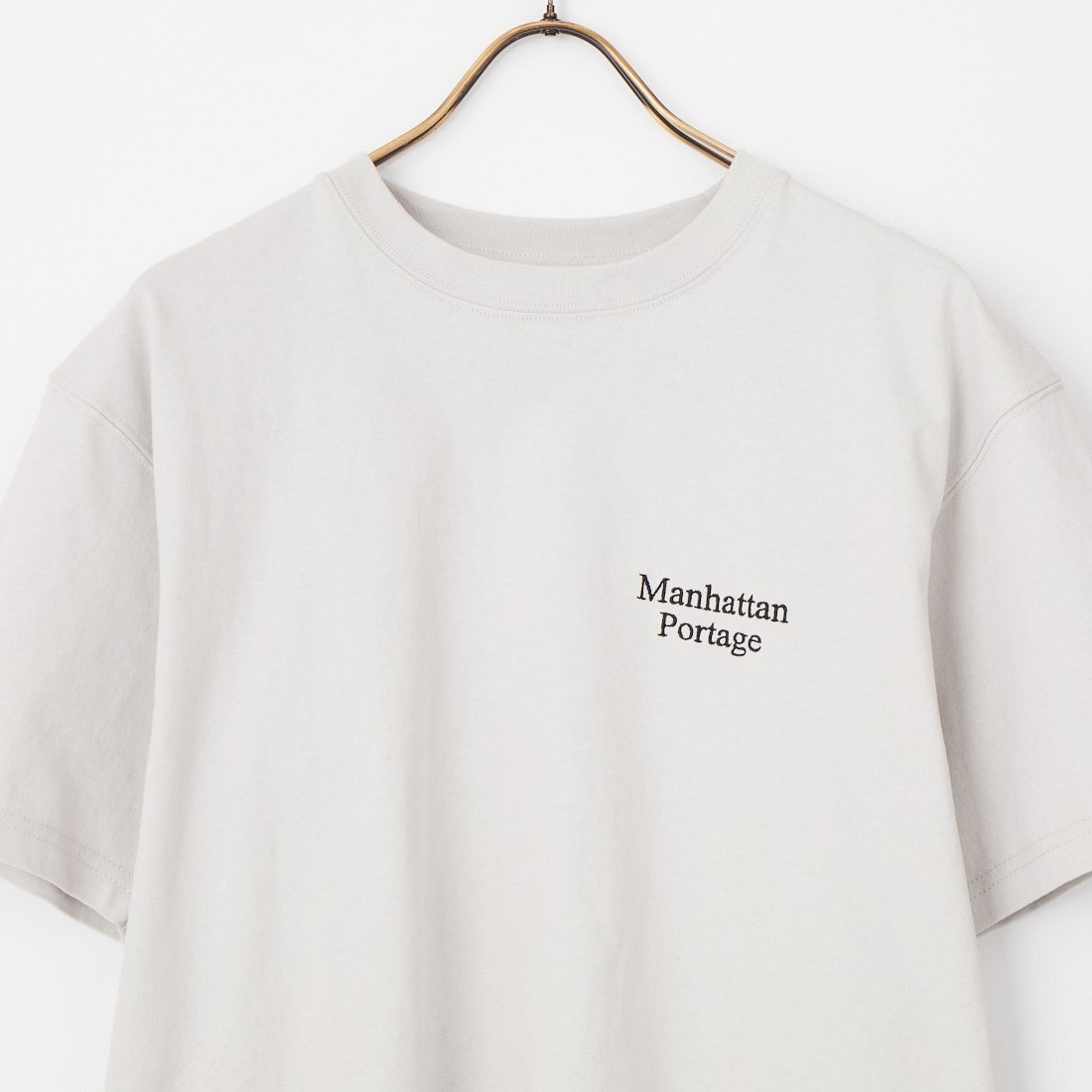 MANHATTAN PORTAGE [マンハッタンポーテージ] 別注 バックフォトプリントTシャツ [26SSMP-IN81-JF] L.GRAY