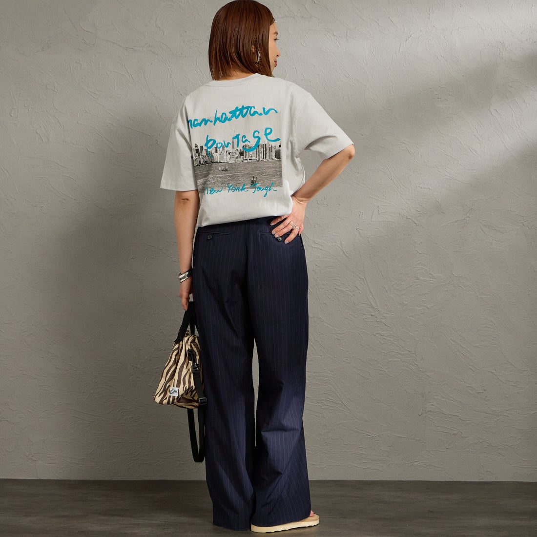 MANHATTAN PORTAGE [マンハッタンポーテージ] 別注 バックフォトプリントTシャツ [26SSMP-IN81-JF] L.GRAY &&モデル身長：159cm 着用サイズ：S&&