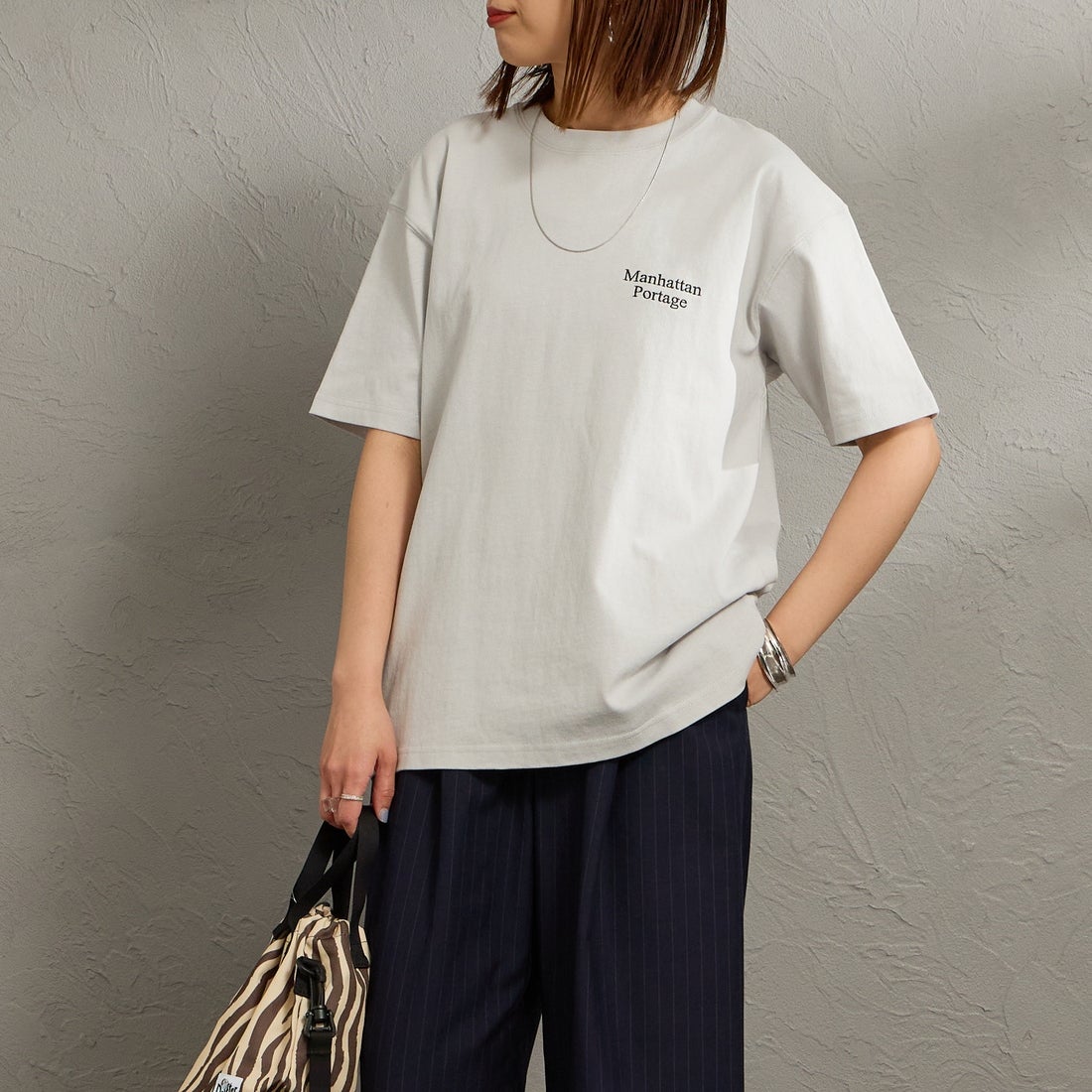 MANHATTAN PORTAGE [マンハッタンポーテージ] 別注 バックフォトプリントTシャツ [26SSMP-IN81-JF] L.GRAY &&モデル身長：159cm 着用サイズ：S&&