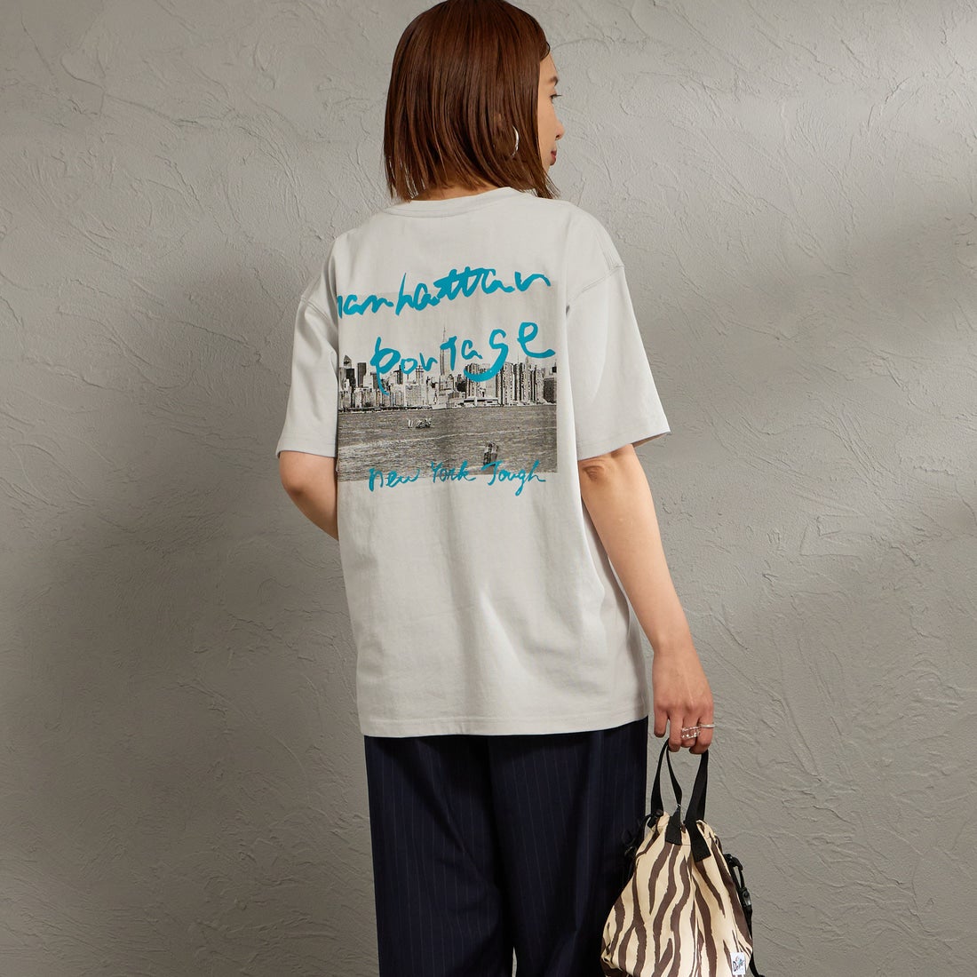 MANHATTAN PORTAGE [マンハッタンポーテージ] 別注 バックフォトプリントTシャツ [26SSMP-IN81-JF] L.GRAY &&モデル身長：159cm 着用サイズ：S&&
