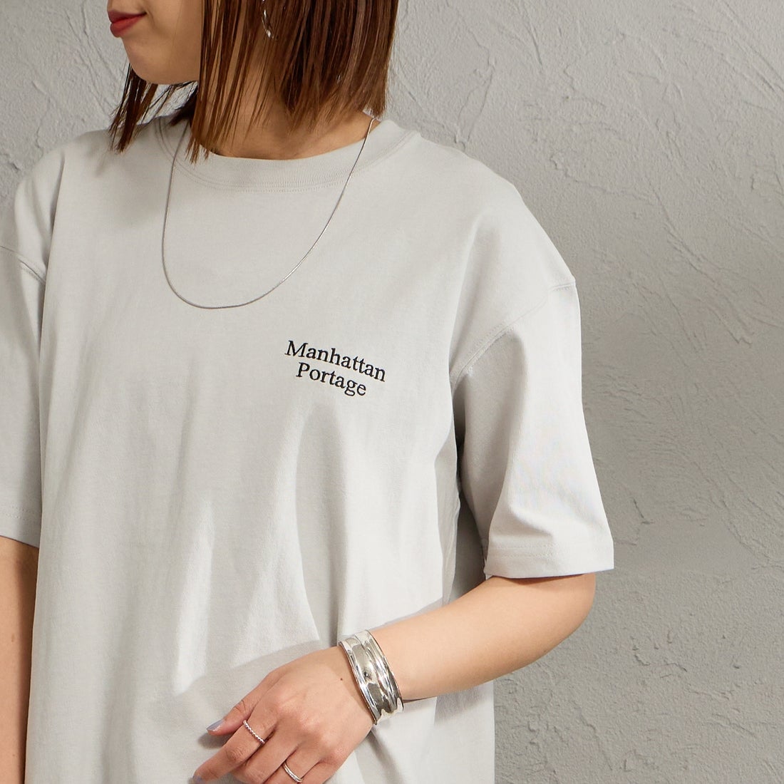MANHATTAN PORTAGE [マンハッタンポーテージ] 別注 バックフォトプリントTシャツ [26SSMP-IN81-JF] L.GRAY &&モデル身長：159cm 着用サイズ：S&&