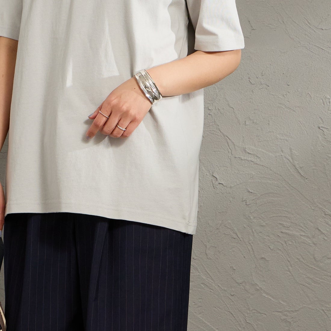 MANHATTAN PORTAGE [マンハッタンポーテージ] 別注 バックフォトプリントTシャツ [26SSMP-IN81-JF] L.GRAY &&モデル身長：159cm 着用サイズ：S&&