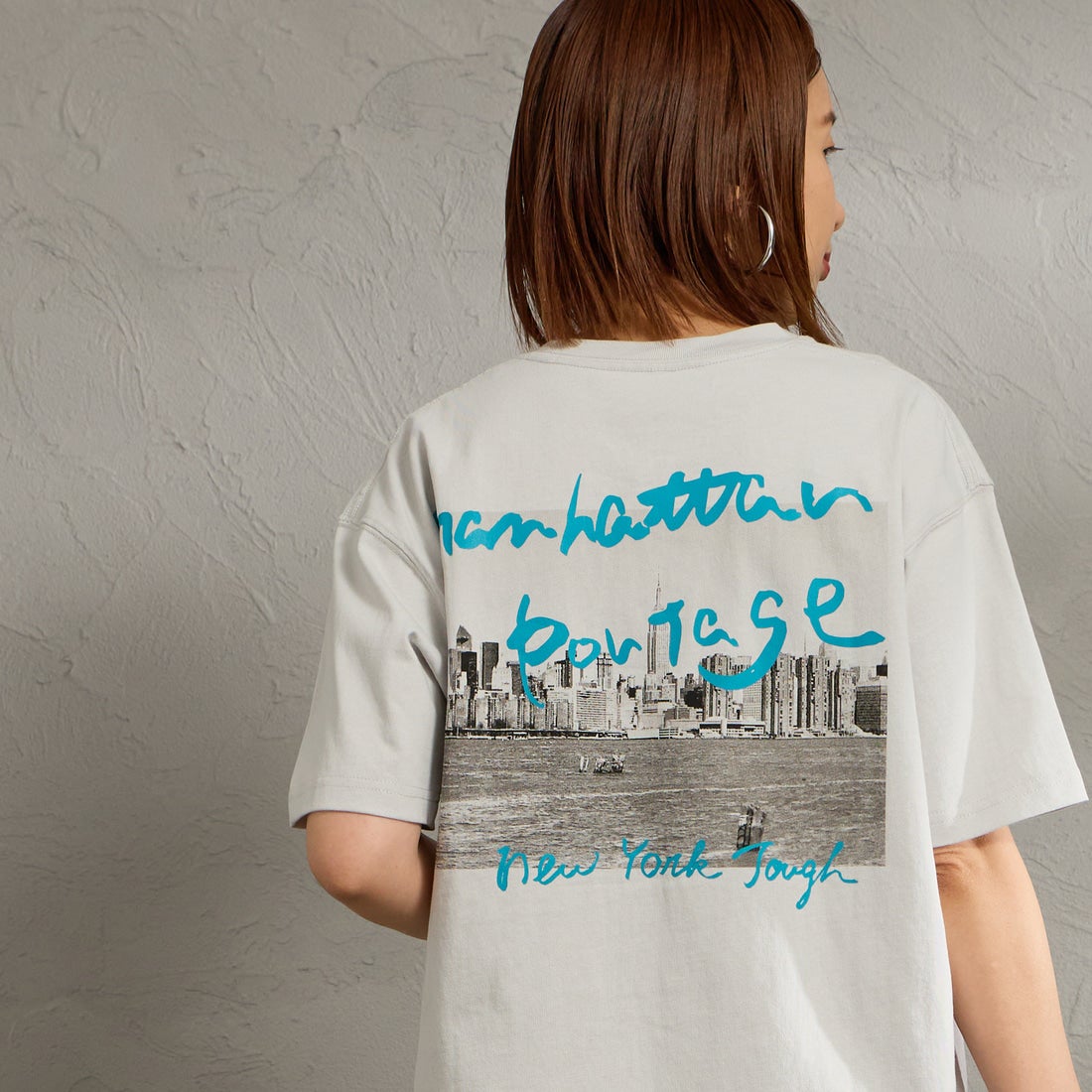 MANHATTAN PORTAGE [マンハッタンポーテージ] 別注 バックフォトプリントTシャツ [26SSMP-IN81-JF] L.GRAY &&モデル身長：159cm 着用サイズ：S&&