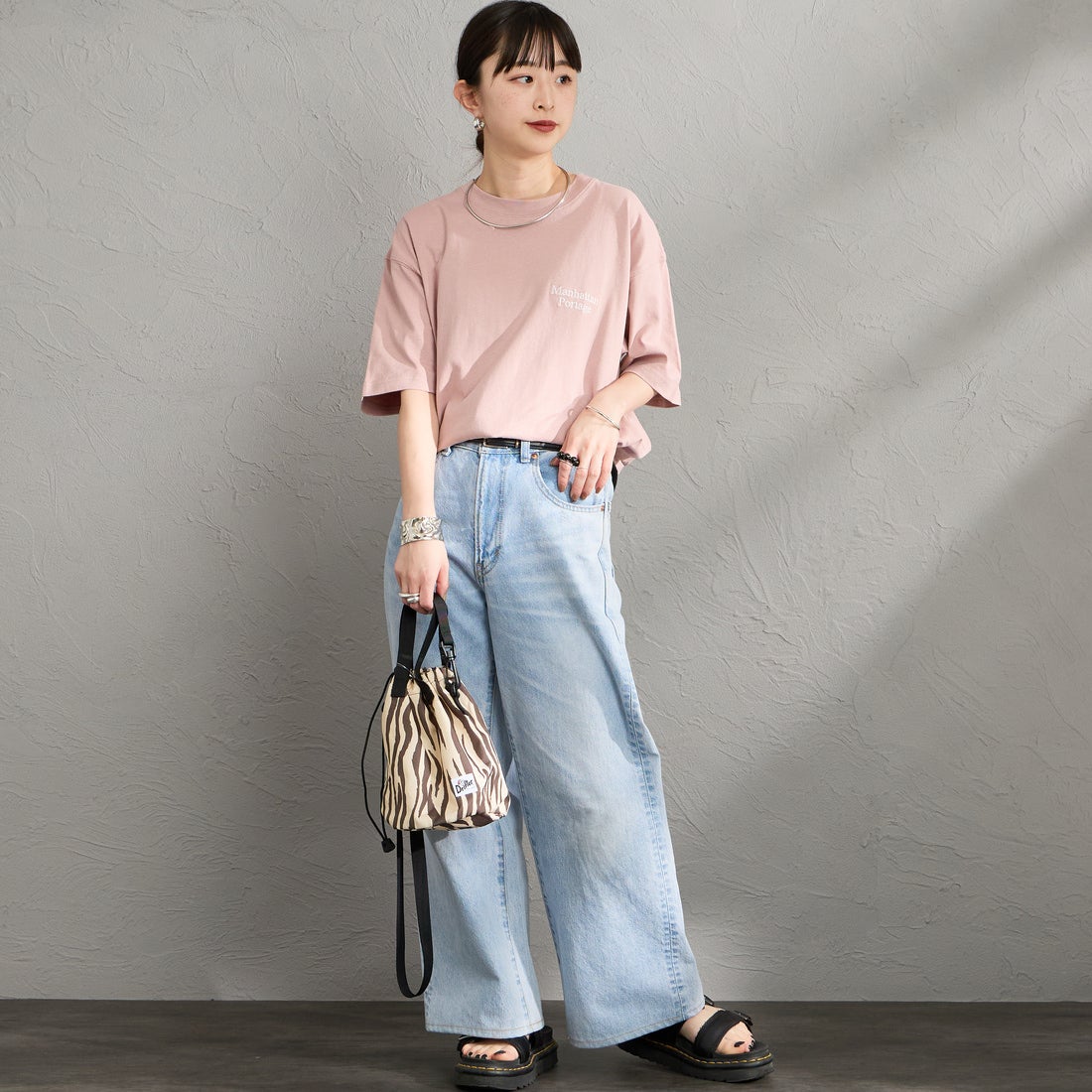 MANHATTAN PORTAGE [マンハッタンポーテージ] 別注 バックフォトプリントTシャツ [26SSMP-IN81-JF] PINK &&モデル身長：150cm 着用サイズ：S&&