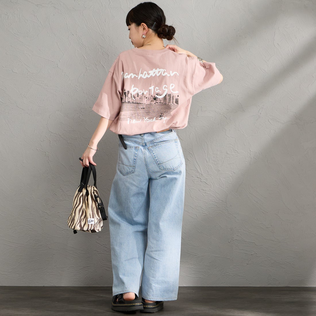 MANHATTAN PORTAGE [マンハッタンポーテージ] 別注 バックフォトプリントTシャツ [26SSMP-IN81-JF] PINK &&モデル身長：150cm 着用サイズ：S&&