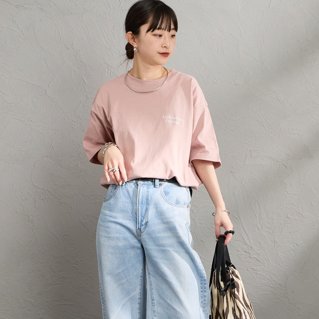 MANHATTAN PORTAGE [マンハッタンポーテージ] 別注 バックフォトプリントTシャツ [26SSMP-IN81-JF] PINK &&モデル身長：150cm 着用サイズ：S&&