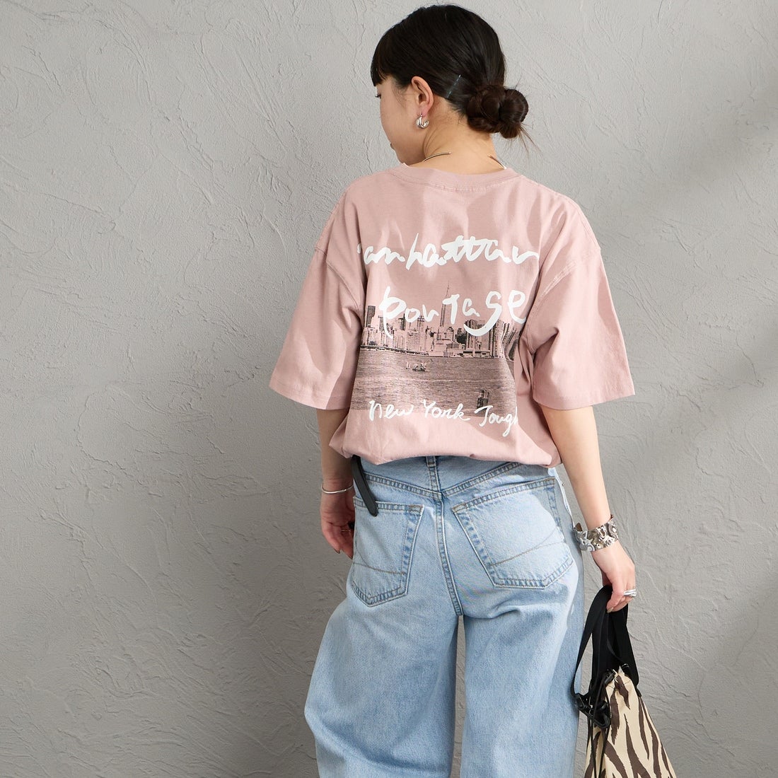 MANHATTAN PORTAGE [マンハッタンポーテージ] 別注 バックフォトプリントTシャツ [26SSMP-IN81-JF] PINK &&モデル身長：150cm 着用サイズ：S&&