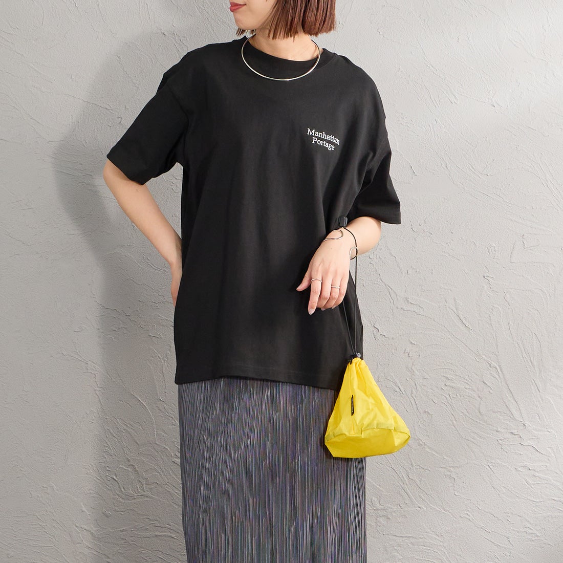 MANHATTAN PORTAGE [マンハッタンポーテージ] 別注 バックフォトプリントTシャツ [26SSMP-IN81-JF] BLACK &&モデル身長：159cm 着用サイズ：S&&