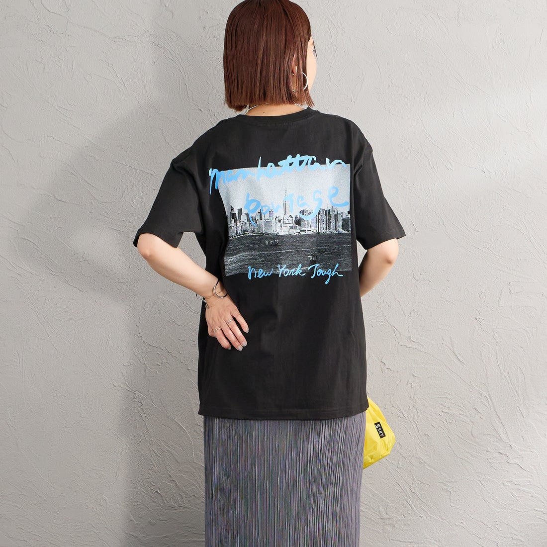 MANHATTAN PORTAGE [マンハッタンポーテージ] 別注 バックフォトプリントTシャツ [26SSMP-IN81-JF] BLACK &&モデル身長：159cm 着用サイズ：S&&