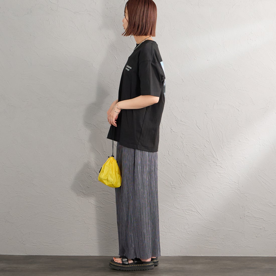 MANHATTAN PORTAGE [マンハッタンポーテージ] 別注 バックフォトプリントTシャツ [26SSMP-IN81-JF] BLACK &&モデル身長：159cm 着用サイズ：S&&