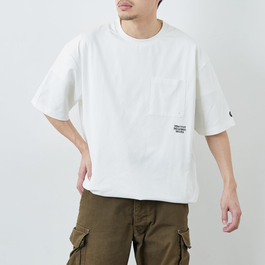 Marmot [マーモット] 別注 ドローコード付き ポケットロゴTシャツ [MTSS26MST338IN-JF] WHITE &&モデル身長：168cm 着用サイズ：L&&