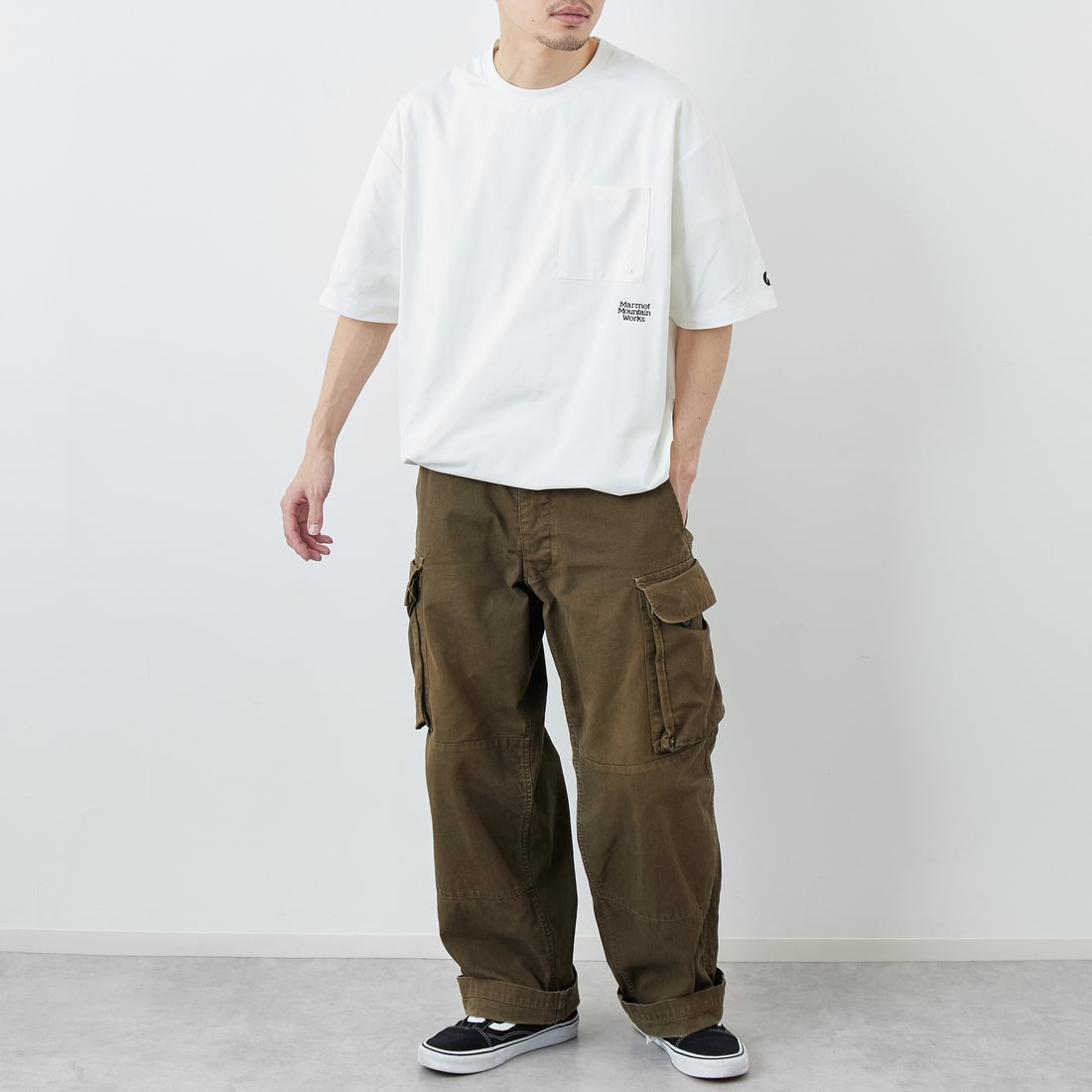 Marmot [マーモット] 別注 ドローコード付き ポケットロゴTシャツ [MTSS26MST338IN-JF] WHITE &&モデル身長：168cm 着用サイズ：L&&