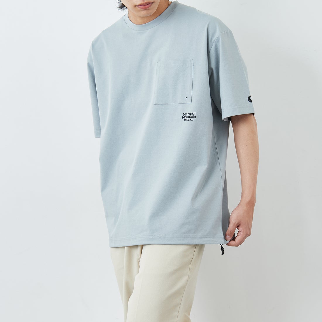 Marmot [マーモット] 別注 ドローコード付き ポケットロゴTシャツ [MTSS26MST338IN-JF] GRAY &&モデル身長：179cm 着用サイズ：L&&