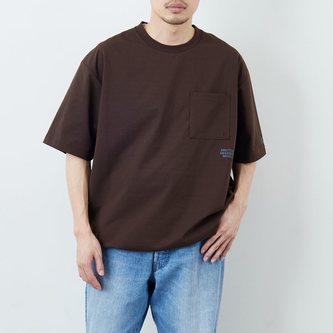Marmot [マーモット] 別注 ドローコード付き ポケットロゴTシャツ [MTSS26MST338IN-JF] D.BROWN &&モデル身長：168cm 着用サイズ：L&&