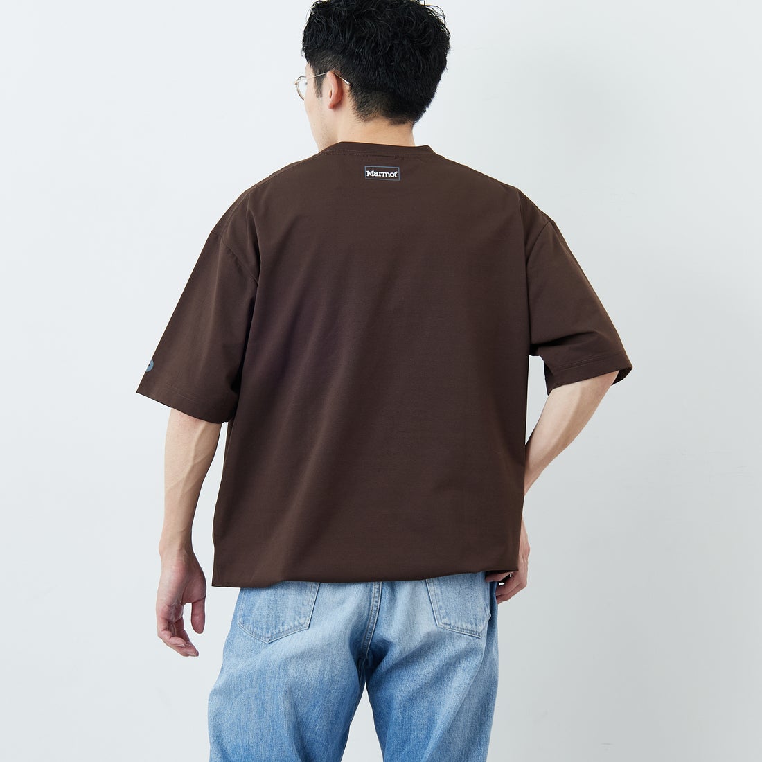 Marmot [マーモット] 別注 ドローコード付き ポケットロゴTシャツ [MTSS26MST338IN-JF] D.BROWN &&モデル身長：168cm 着用サイズ：L&&