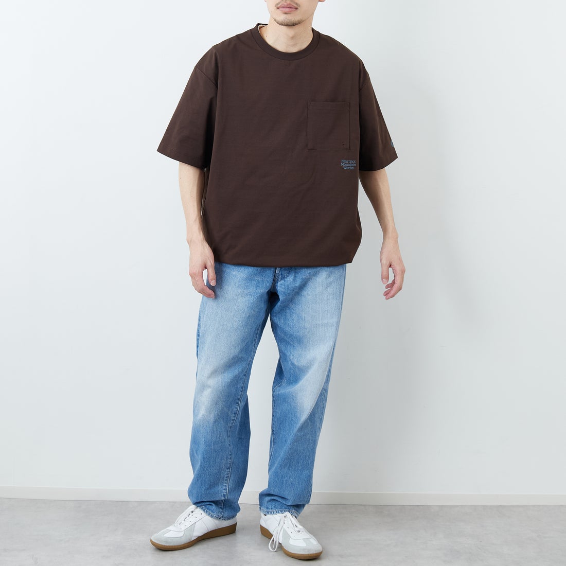 Marmot [マーモット] 別注 ドローコード付き ポケットロゴTシャツ [MTSS26MST338IN-JF] D.BROWN &&モデル身長：168cm 着用サイズ：L&&