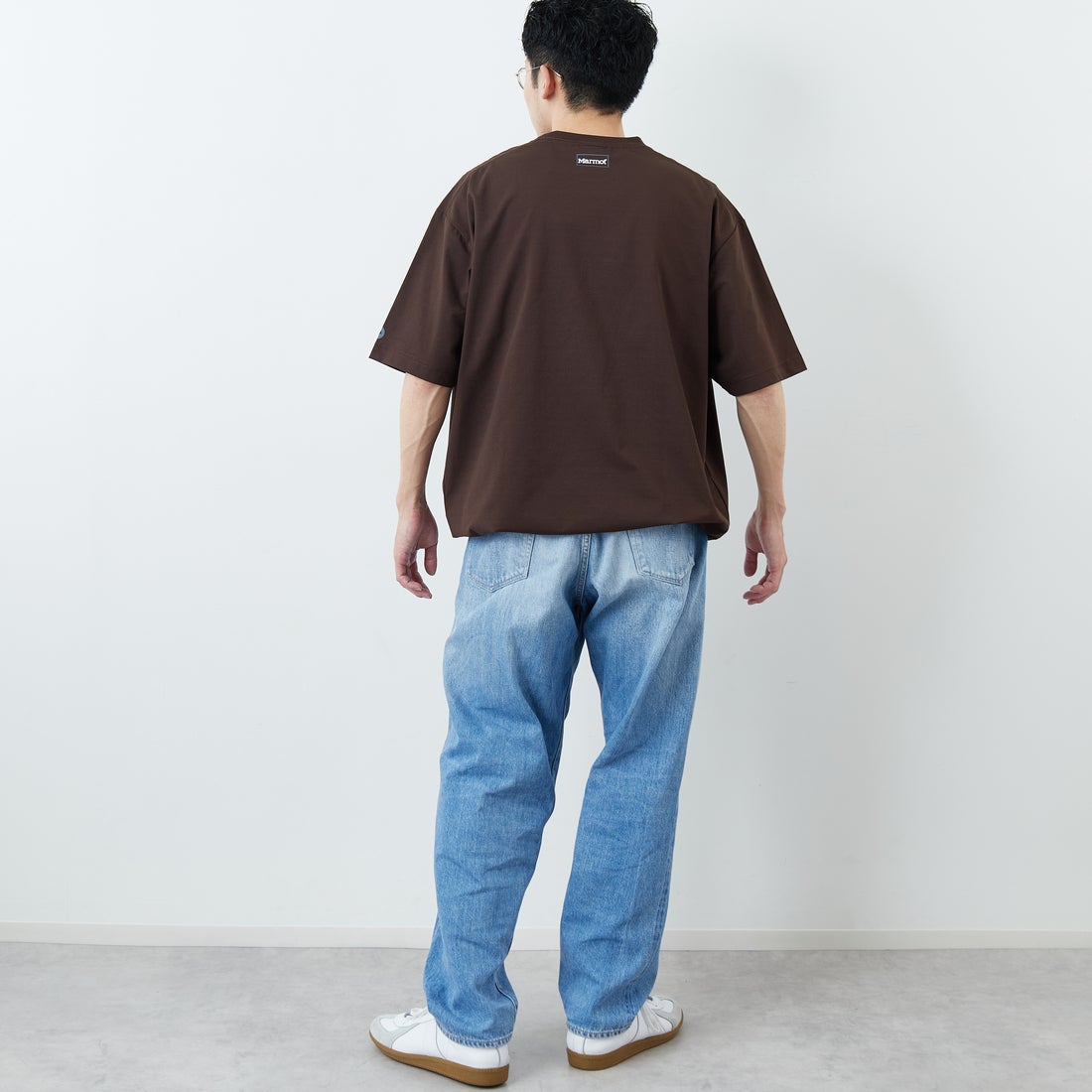 Marmot [マーモット] 別注 ドローコード付き ポケットロゴTシャツ [MTSS26MST338IN-JF] D.BROWN &&モデル身長：168cm 着用サイズ：L&&