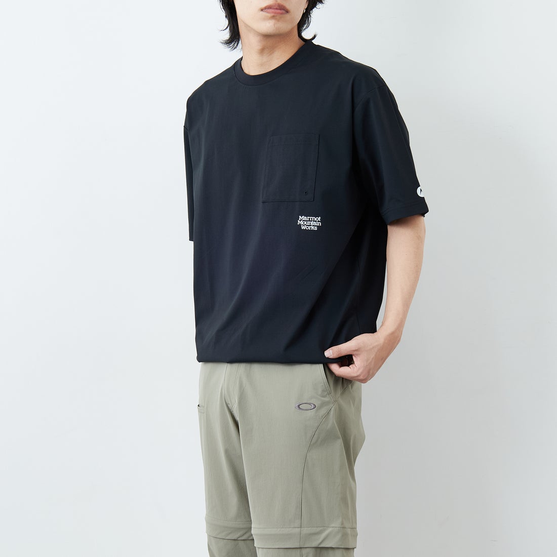 Marmot [マーモット] 別注 ドローコード付き ポケットロゴTシャツ [MTSS26MST338IN-JF] BLACK &&モデル身長：179cm 着用サイズ：L&&