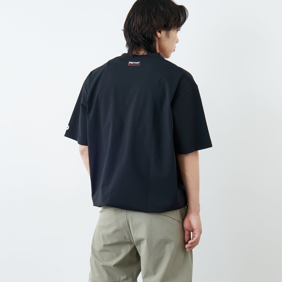 Marmot [マーモット] 別注 ドローコード付き ポケットロゴTシャツ [MTSS26MST338IN-JF] BLACK &&モデル身長：179cm 着用サイズ：L&&