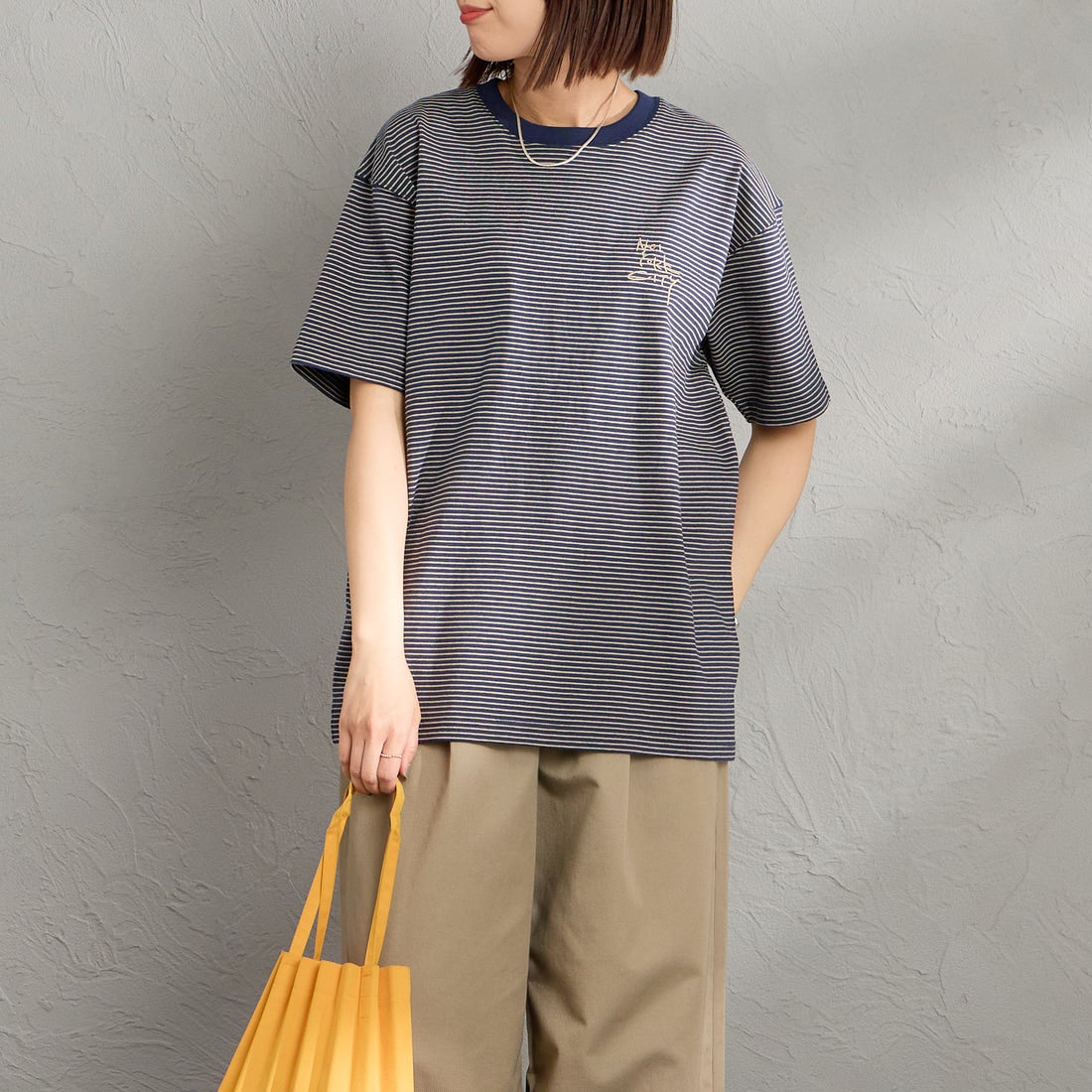 MANHATTAN PORTAGE [マンハッタンポーテージ] 別注 ランダム手描き風刺繍 バックプリントTシャツ [26SSMP-IN83-JF] NVY BORDER &&モデル身長：159cm 着用サイズ：S&&