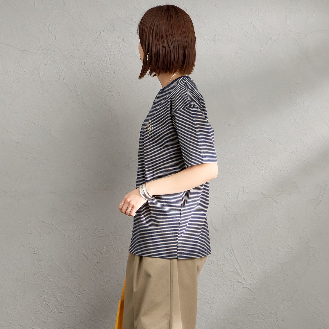 MANHATTAN PORTAGE [マンハッタンポーテージ] 別注 ランダム手描き風刺繍 バックプリントTシャツ [26SSMP-IN83-JF] NVY BORDER &&モデル身長：159cm 着用サイズ：S&&