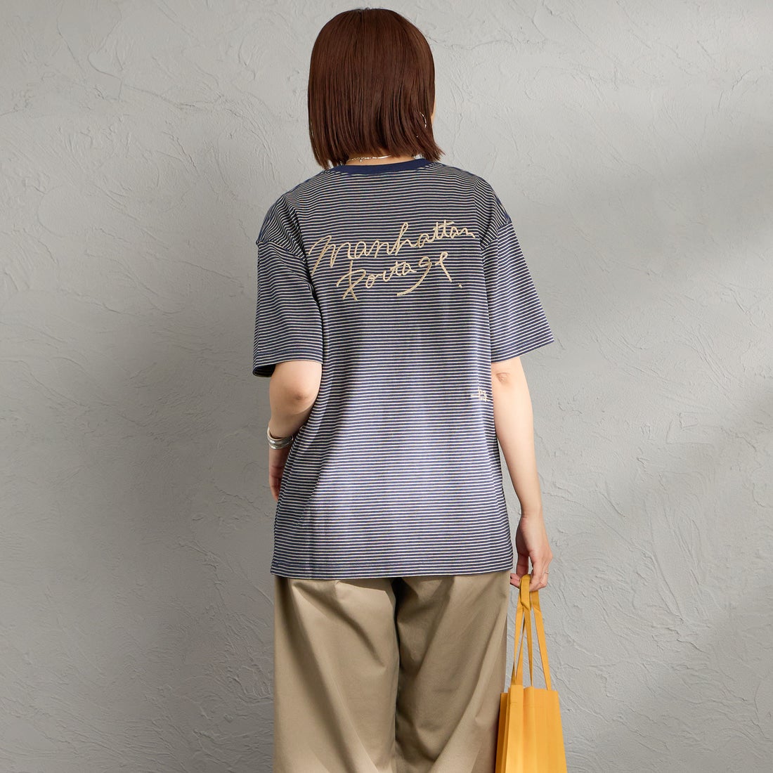 MANHATTAN PORTAGE [マンハッタンポーテージ] 別注 ランダム手描き風刺繍 バックプリントTシャツ [26SSMP-IN83-JF] NVY BORDER &&モデル身長：159cm 着用サイズ：S&&