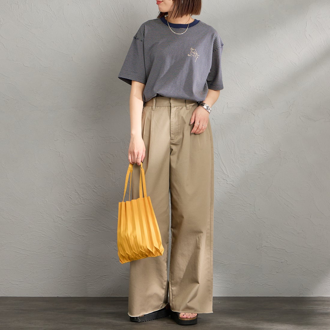 MANHATTAN PORTAGE [マンハッタンポーテージ] 別注 ランダム手描き風刺繍 バックプリントTシャツ [26SSMP-IN83-JF] NVY BORDER &&モデル身長：159cm 着用サイズ：S&&