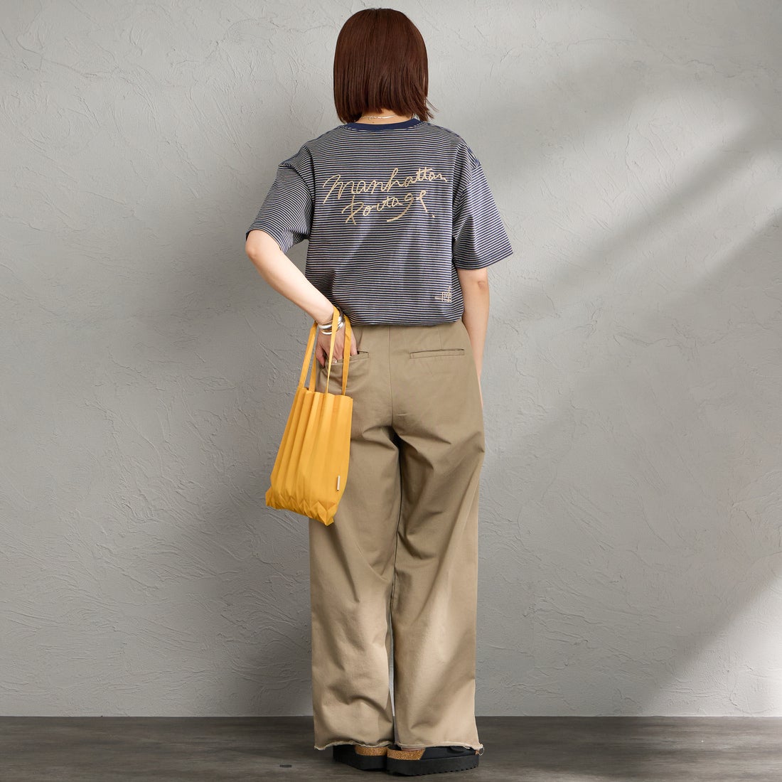 MANHATTAN PORTAGE [マンハッタンポーテージ] 別注 ランダム手描き風刺繍 バックプリントTシャツ [26SSMP-IN83-JF] NVY BORDER &&モデル身長：159cm 着用サイズ：S&&