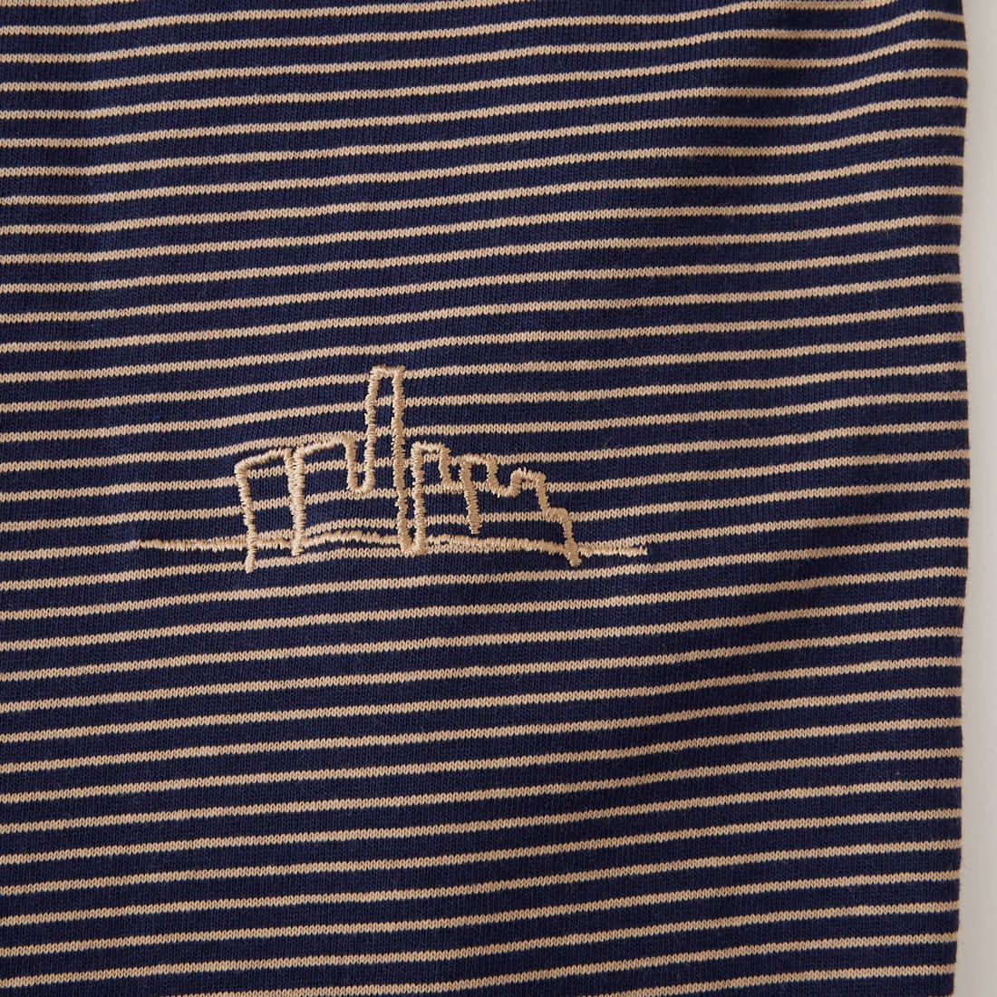 MANHATTAN PORTAGE [マンハッタンポーテージ] 別注 ランダム手描き風刺繍 バックプリントTシャツ [26SSMP-IN83-JF] NVY BORDER