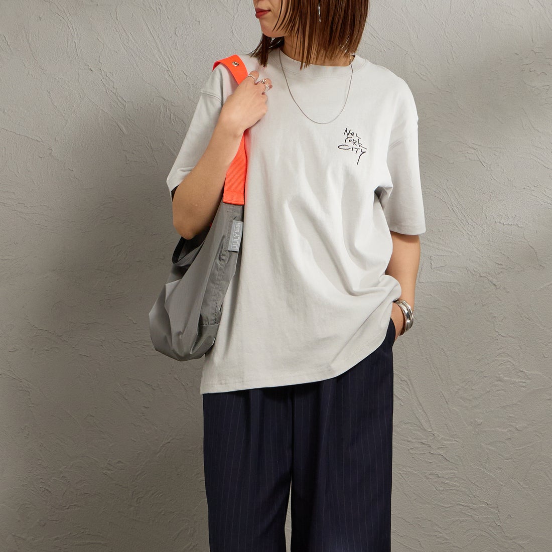 MANHATTAN PORTAGE [マンハッタンポーテージ] 別注 ランダム手描き風刺繍 バックプリントTシャツ [26SSMP-IN83-JF] L.GRAY &&モデル身長：159cm 着用サイズ：S&&