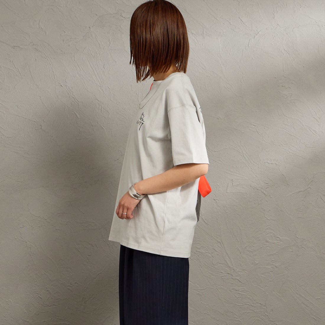 MANHATTAN PORTAGE [マンハッタンポーテージ] 別注 ランダム手描き風刺繍 バックプリントTシャツ [26SSMP-IN83-JF] L.GRAY &&モデル身長：159cm 着用サイズ：S&&