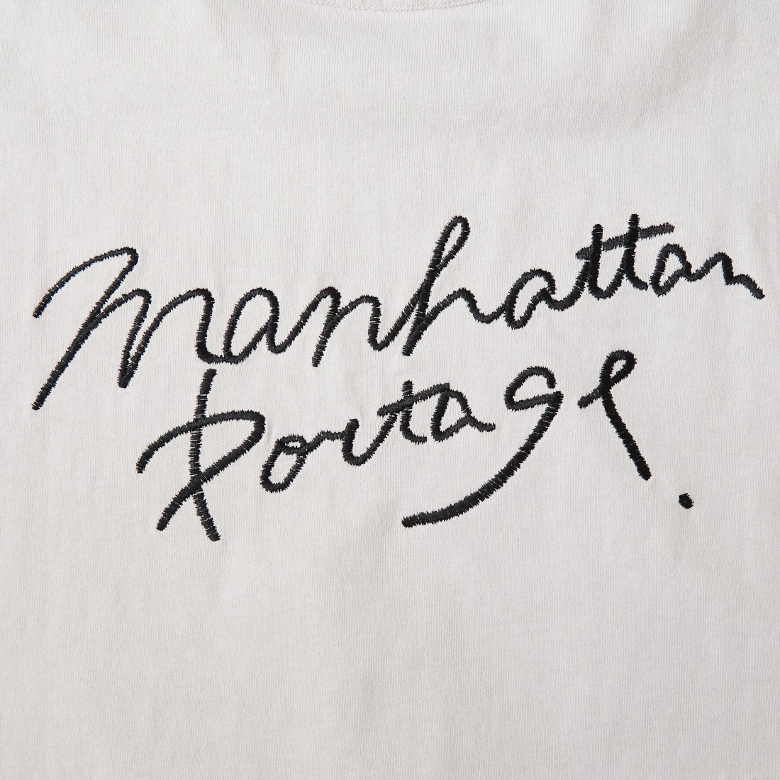 MANHATTAN PORTAGE [マンハッタンポーテージ] 別注 ランダム手描き風刺繍 バックプリントTシャツ [26SSMP-IN83-JF] L.GRAY