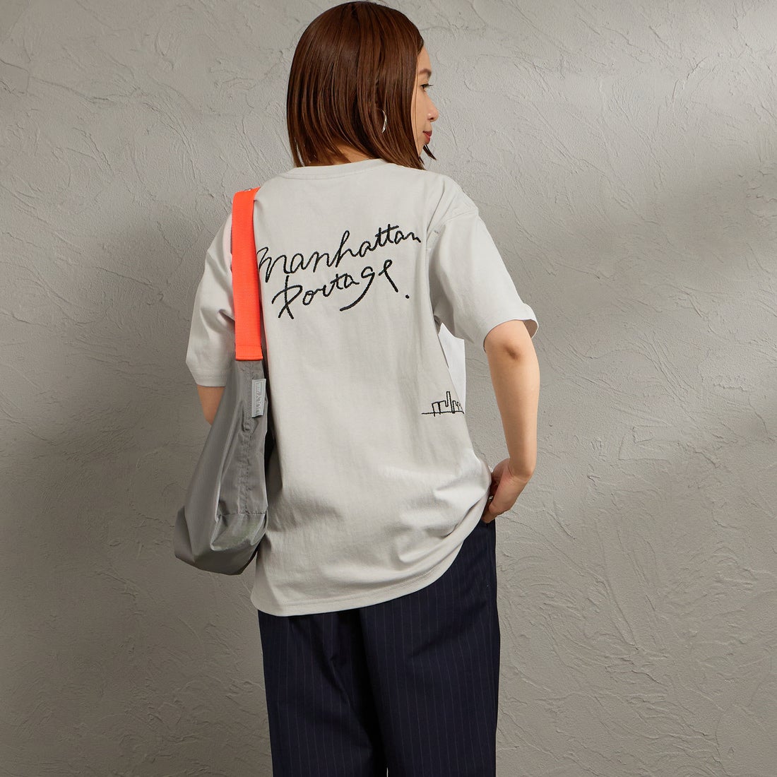 MANHATTAN PORTAGE [マンハッタンポーテージ] 別注 ランダム手描き風刺繍 バックプリントTシャツ [26SSMP-IN83-JF] L.GRAY &&モデル身長：159cm 着用サイズ：S&&