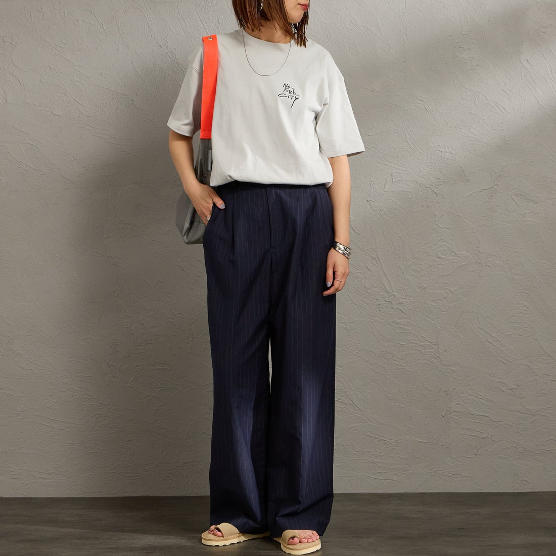 MANHATTAN PORTAGE [マンハッタンポーテージ] 別注 ランダム手描き風刺繍 バックプリントTシャツ [26SSMP-IN83-JF] L.GRAY &&モデル身長：159cm 着用サイズ：S&&