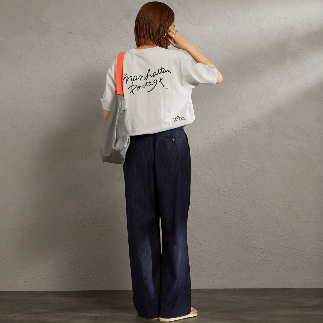 MANHATTAN PORTAGE [マンハッタンポーテージ] 別注 ランダム手描き風刺繍 バックプリントTシャツ [26SSMP-IN83-JF] L.GRAY &&モデル身長：159cm 着用サイズ：S&&