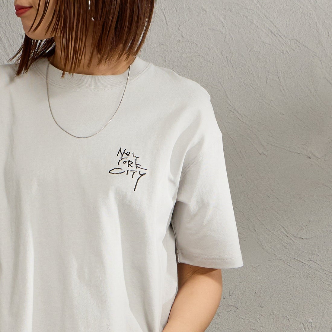 MANHATTAN PORTAGE [マンハッタンポーテージ] 別注 ランダム手描き風刺繍 バックプリントTシャツ [26SSMP-IN83-JF] L.GRAY &&モデル身長：159cm 着用サイズ：S&&