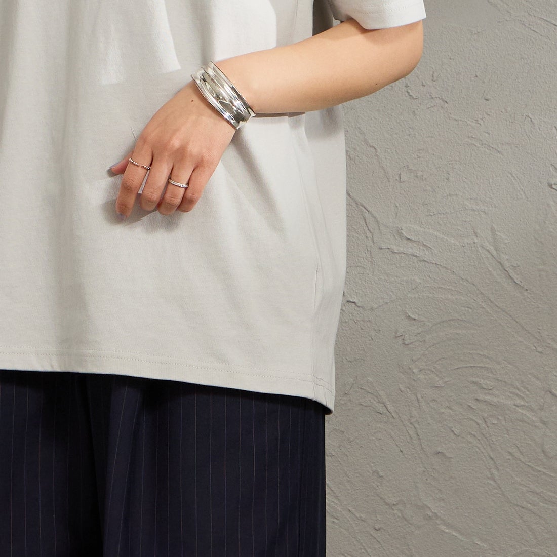 MANHATTAN PORTAGE [マンハッタンポーテージ] 別注 ランダム手描き風刺繍 バックプリントTシャツ [26SSMP-IN83-JF] L.GRAY &&モデル身長：159cm 着用サイズ：S&&