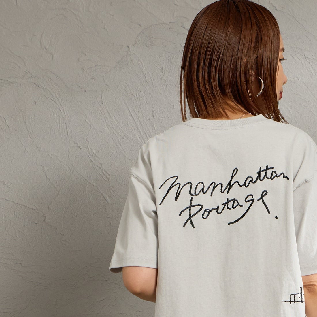MANHATTAN PORTAGE [マンハッタンポーテージ] 別注 ランダム手描き風刺繍 バックプリントTシャツ [26SSMP-IN83-JF] L.GRAY &&モデル身長：159cm 着用サイズ：S&&