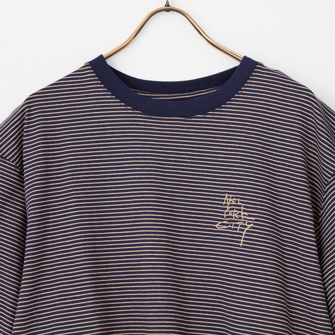 MANHATTAN PORTAGE [マンハッタンポーテージ] 別注 ランダム手描き風刺繍 バックプリントTシャツ [26SSMP-IN83-JF] NVY BORDER