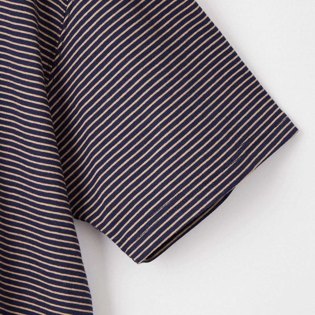 MANHATTAN PORTAGE [マンハッタンポーテージ] 別注 ランダム手描き風刺繍 バックプリントTシャツ [26SSMP-IN83-JF] NVY BORDER