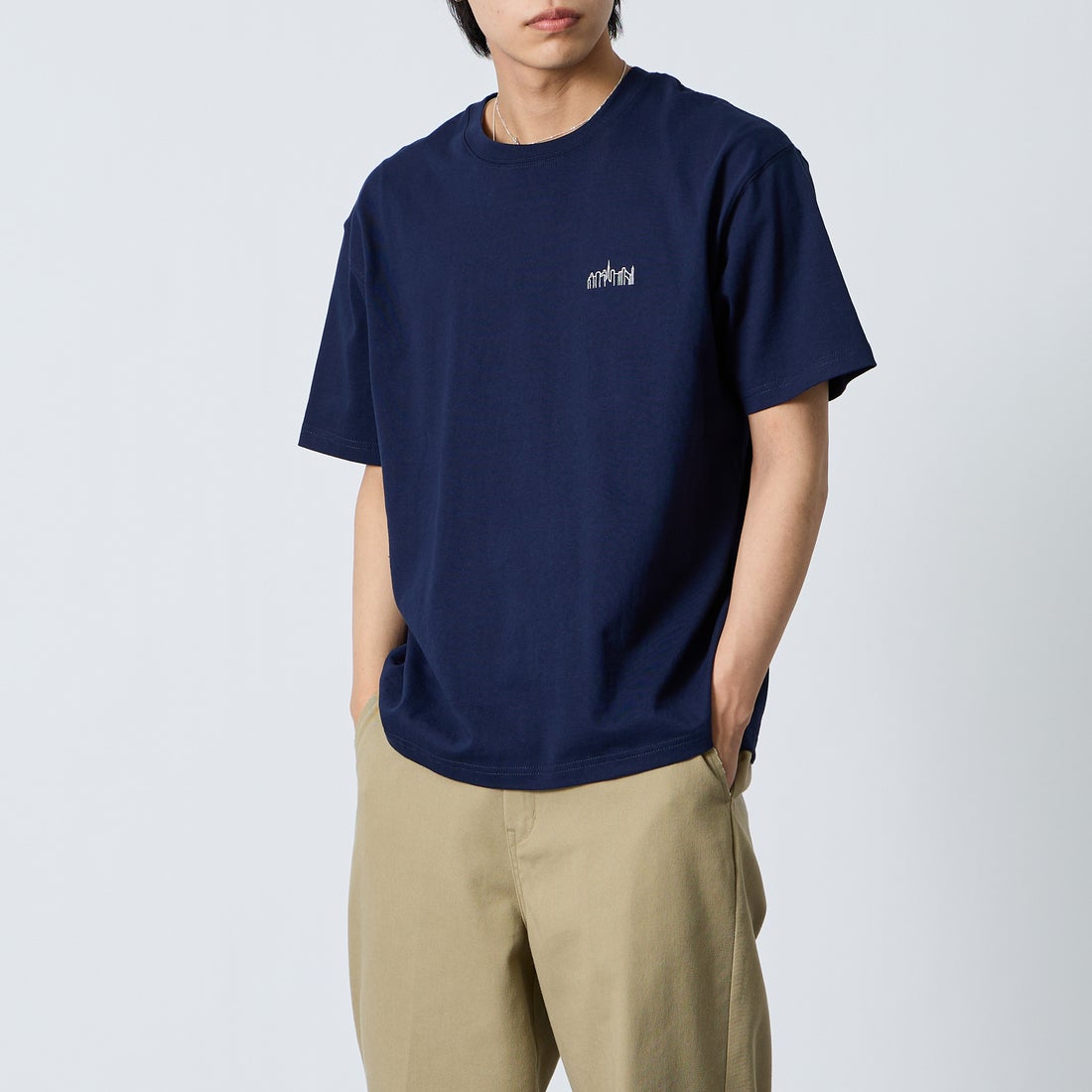 MANHATTAN PORTAGE [マンハッタンポーテージ] 別注 アーチプリントTシャツ [26SSMP-IN85-JF] NAVY &&モデル身長：179cm 着用サイズ：L&&