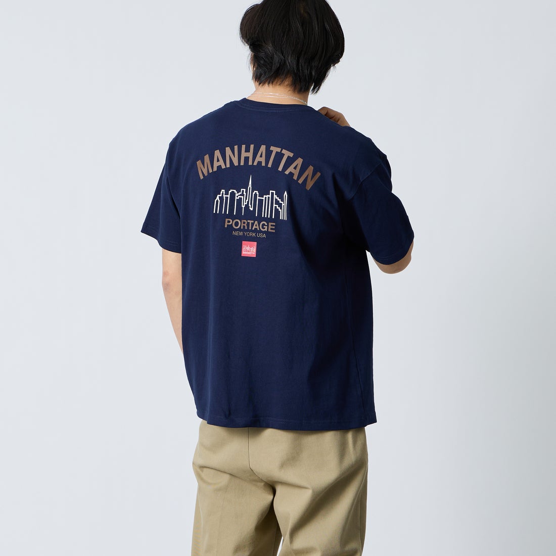 MANHATTAN PORTAGE [マンハッタンポーテージ] 別注 アーチプリントTシャツ [26SSMP-IN85-JF] NAVY &&モデル身長：179cm 着用サイズ：L&&