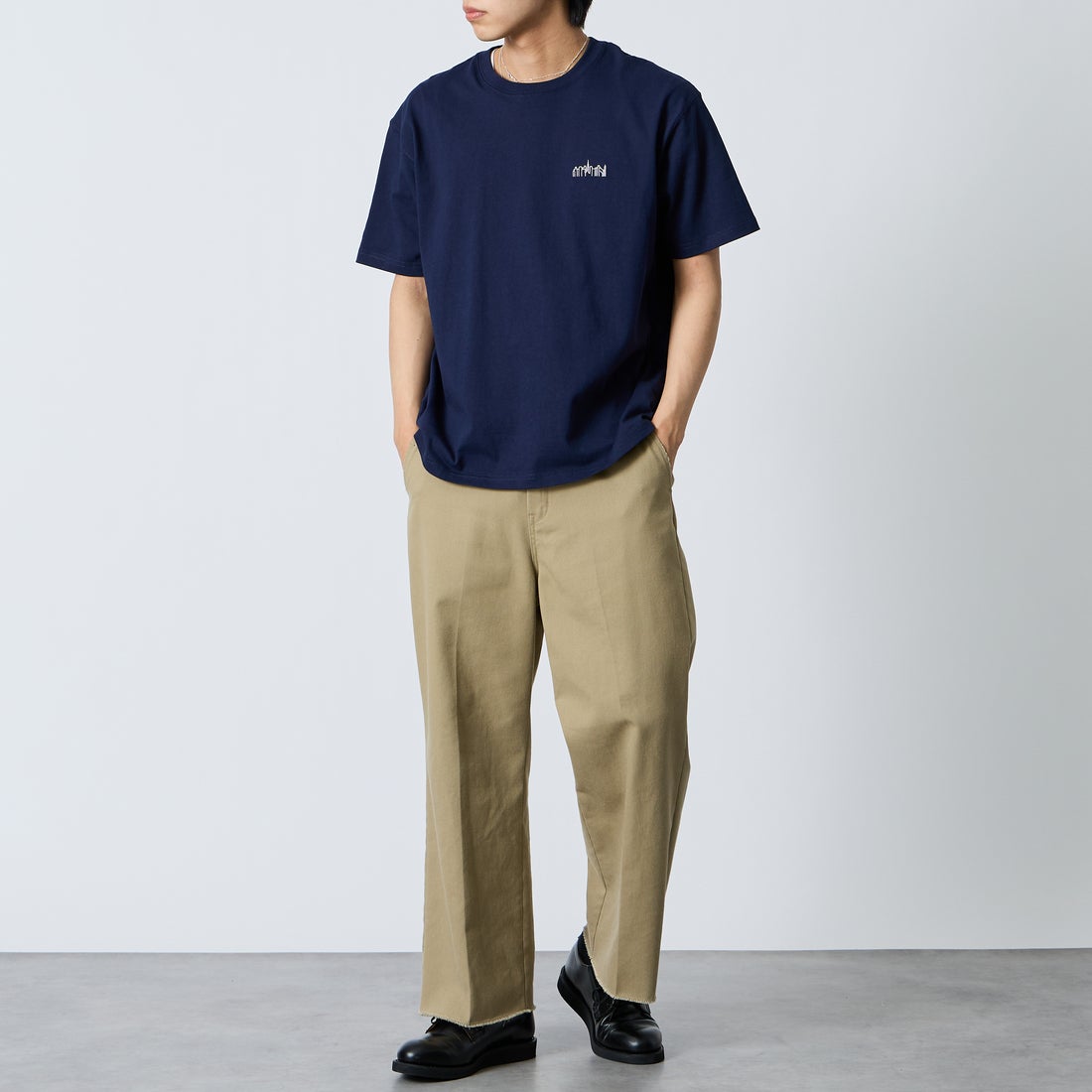 MANHATTAN PORTAGE [マンハッタンポーテージ] 別注 アーチプリントTシャツ [26SSMP-IN85-JF] NAVY &&モデル身長：179cm 着用サイズ：L&&