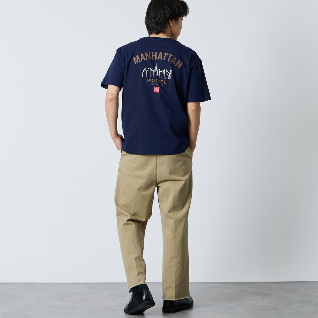 MANHATTAN PORTAGE [マンハッタンポーテージ] 別注 アーチプリントTシャツ [26SSMP-IN85-JF] NAVY &&モデル身長：179cm 着用サイズ：L&&